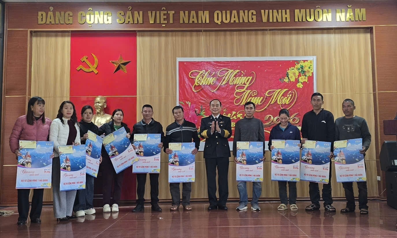 Bộ Tư lệnh Vùng 1 Hải quân thăm, chúc Tết bà con đảo Trần xuân Bính Ngọ 2026