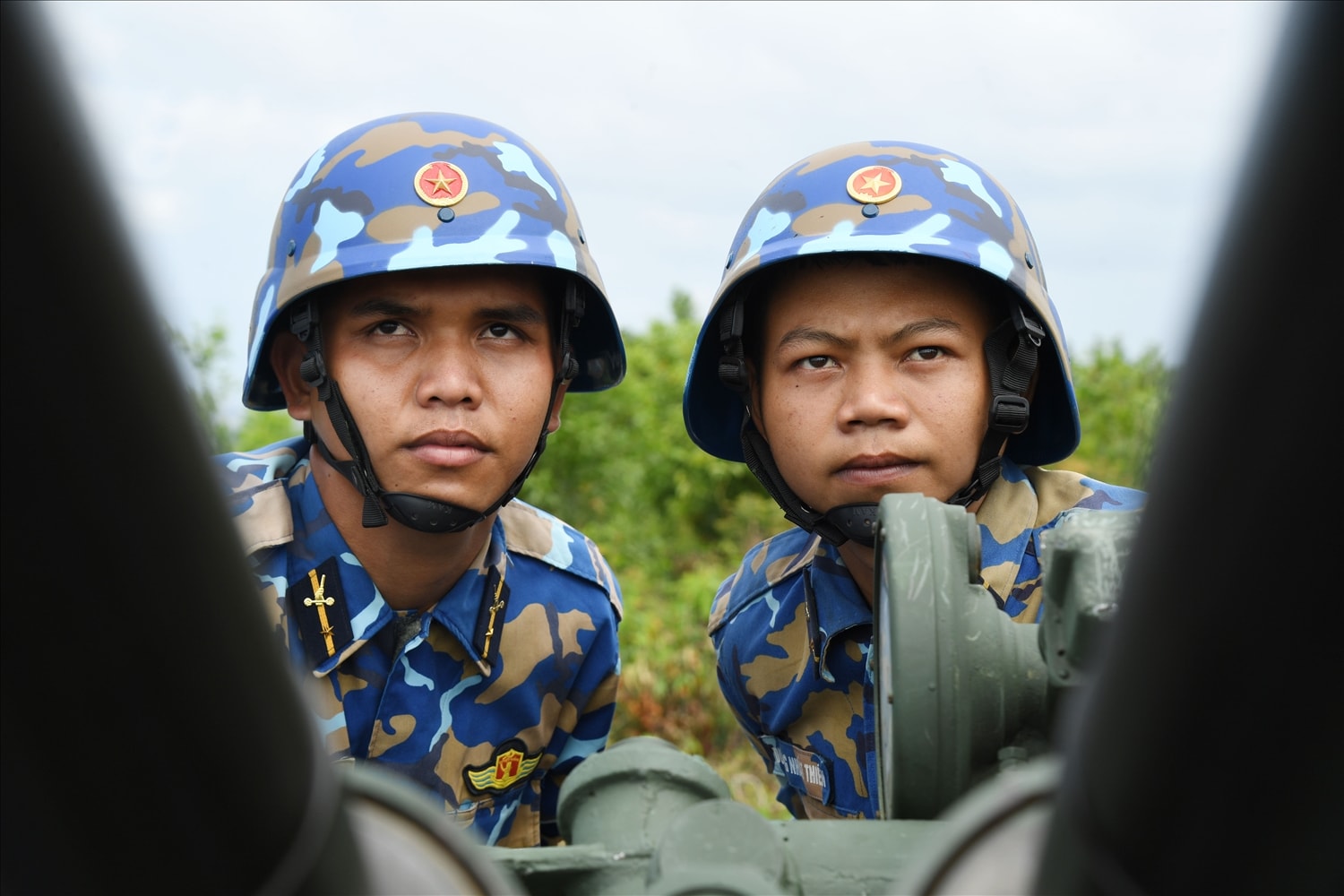 Những ánh mắt quan sát chăm chú, thể hiện rõ sự tập trung cao độ và tinh thần trách nhiệm của các chiến sĩ.