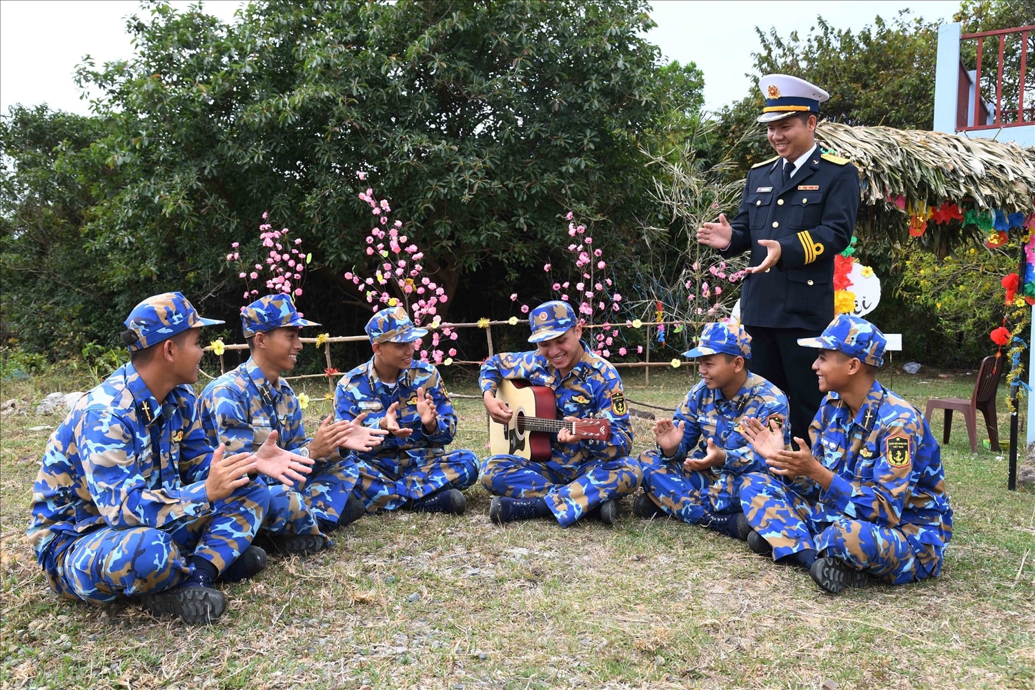 Những phút giải lao ngắn ngủi trên trận địa mang đến nụ cười và sự thư giãn cho cán bộ, chiến sĩ; song tinh thần sẵn sàng chiến đấu vẫn luôn được duy trì nghiêm túc, chặt chẽ. Đón Xuân nơi trận địa, mỗi người lính thêm vững tin và tự hào khi được góp phần giữ vững bình yên bầu trời Tổ quốc.