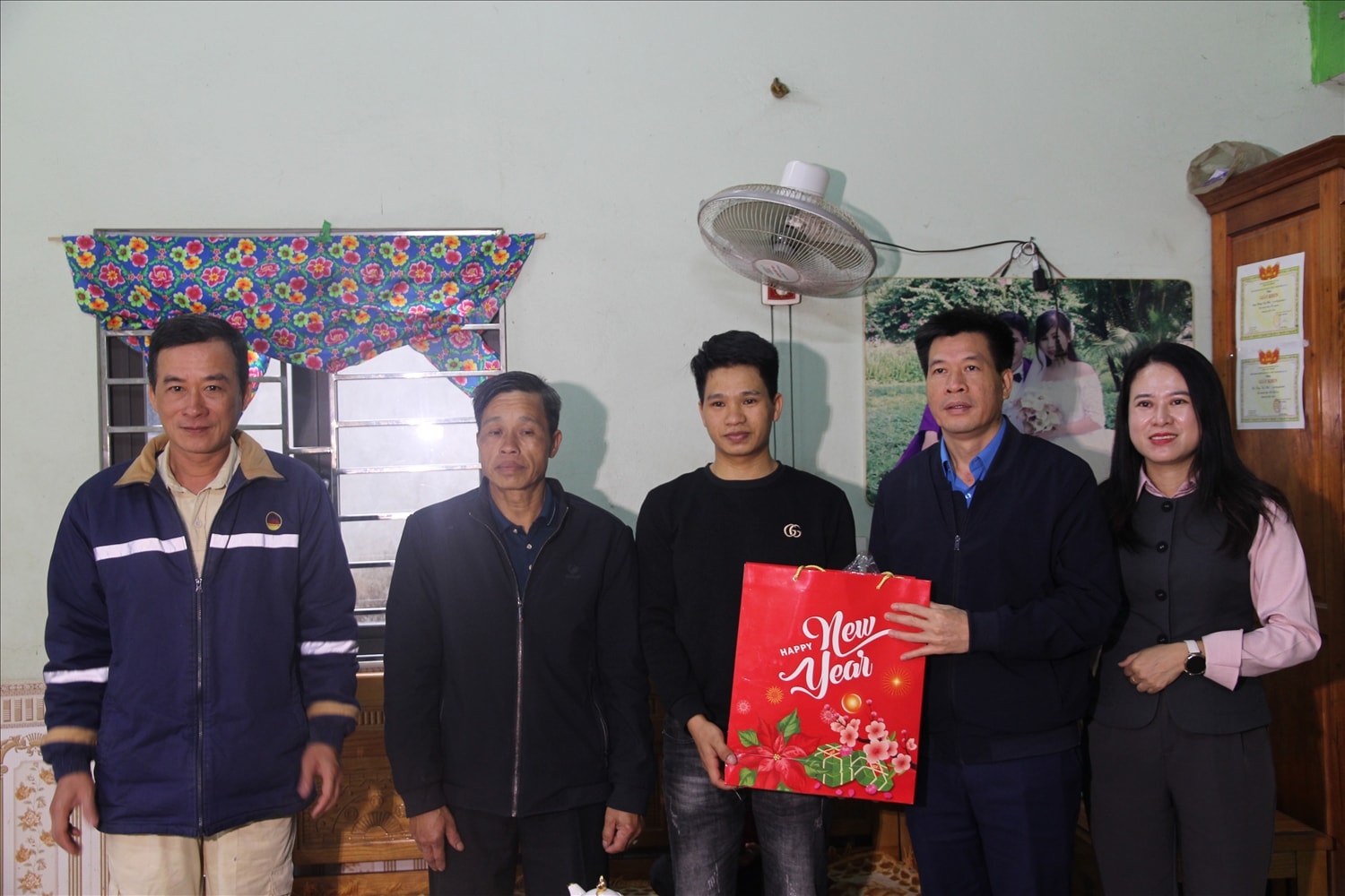 Lãnh đạo Công ty thăm hỏi, tặng quà cán bộ, công nhân dịp Tết Nguyên đán (Ảnh Trọng Bảo)