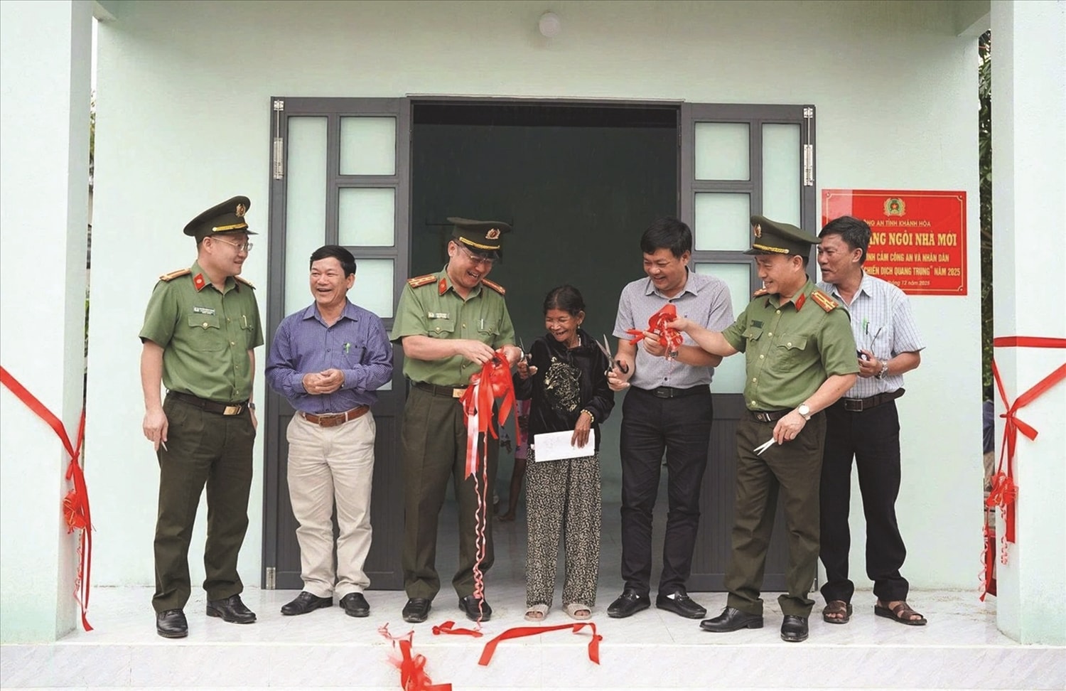 Công an tỉnh Khánh Hòa trao nhà mới đến hộ dân chịu thiệt hại do thiên tai. Ảnh: Văn Nhất
