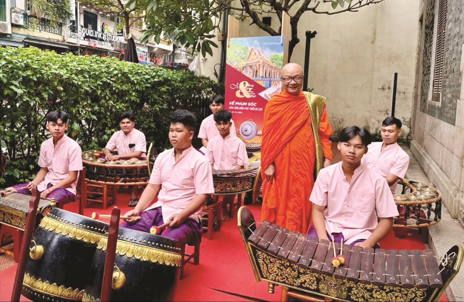 Thượng toạ Lý Hùng cùng dàn nhạc Ngũ âm chùa Piti Khôsa Răngsây, TP. Cần Thơ