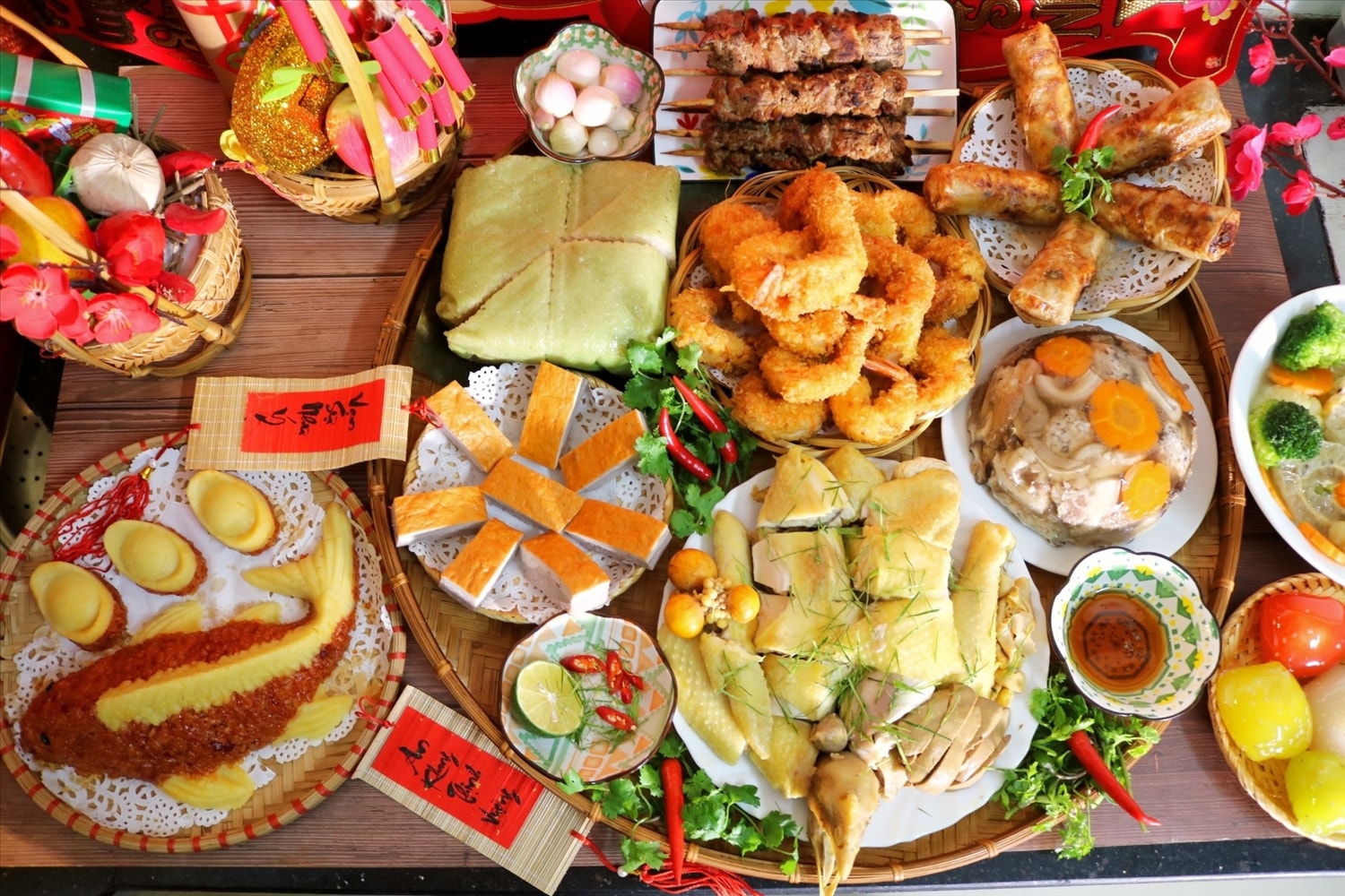 Ăn Tết là một từ thuần Việt, không chỉ riêng việc ăn uống, mà nghĩa của nó còn bao hàm cả quá trình chuẩn bị Tết, sự nghỉ ngơi và tin thần hưởng thụ Tết Nguyên đán cổ truyền