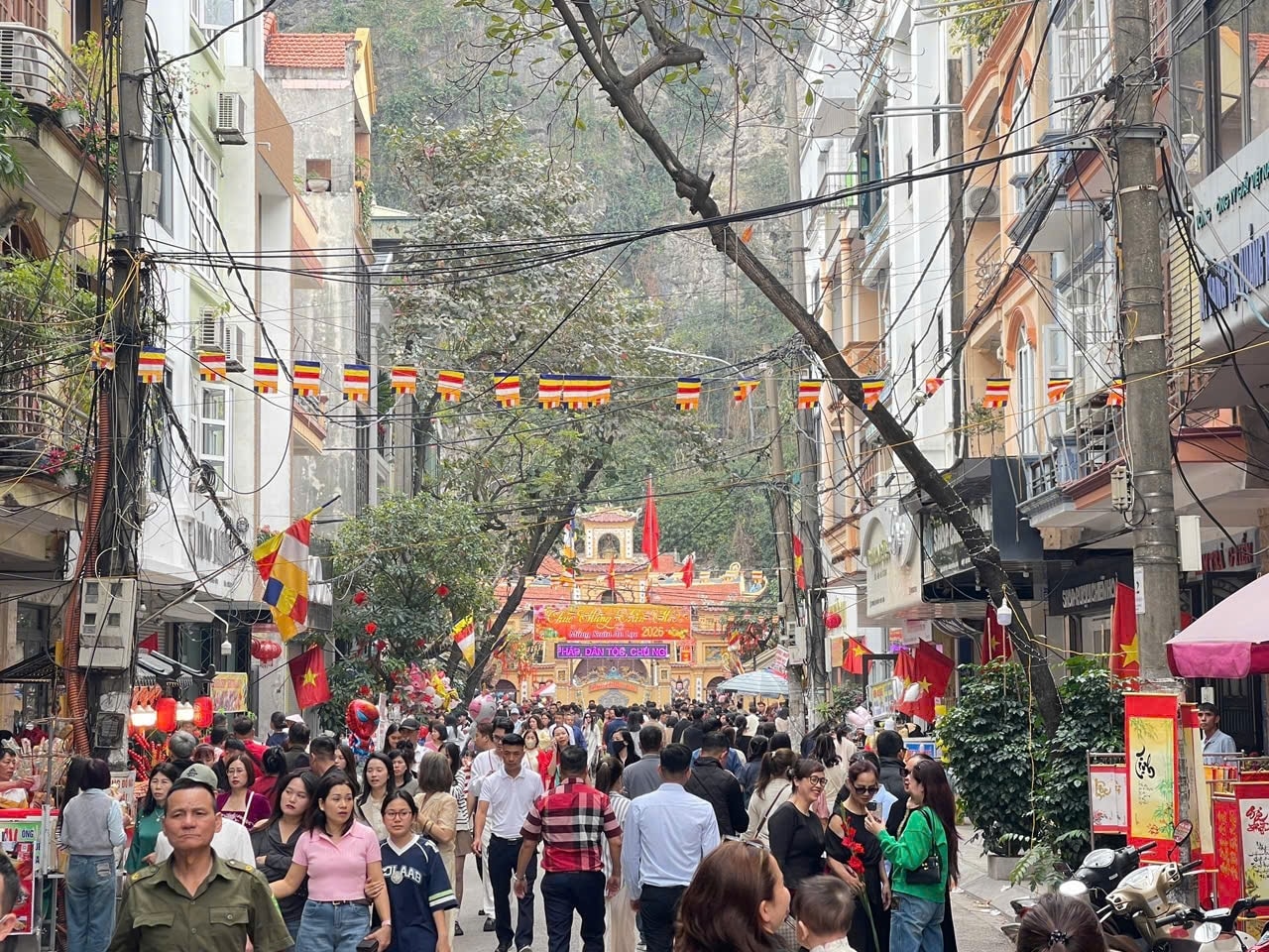 Nhiều Phật tử, người dân chọn chùa Long Tiên là điểm đến đầu tiên trong hành trình chiêm bái, du xuân của gia đình