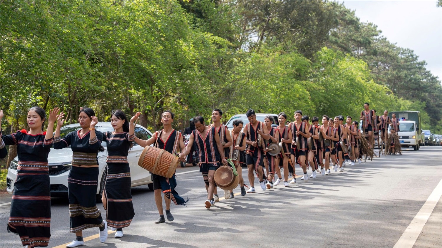 50 nghệ nhân người Xơ Đăng tham gia trình diễn tại Lễ hội đường phố Măng Đen. (Ảnh: N.C)