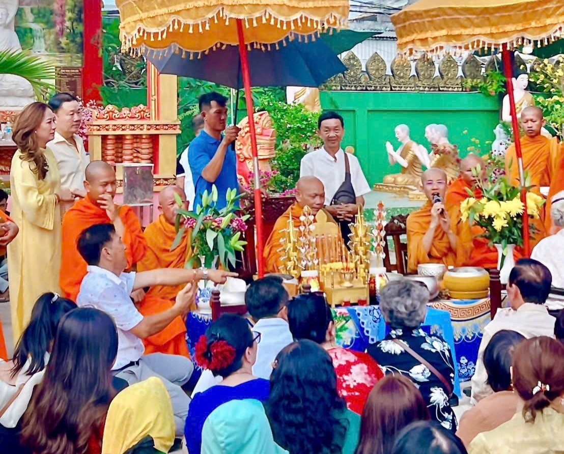 Hòa thượng Thạch Hà – Hội trưởng Hội Đoàn kết Sư sãi yêu nước tỉnh Cà Mau, cho biết, lễ đặt bát (sớt bát) là một trong những nghi thức cúng dường truyền thống, quan trọng của Phật giáo Nam tông Khmer. Nghi thức này gắn liền với quan niệm  'sống gửi thân, chết gửi cốt', thể hiện mối quan hệ mật thiết của người Khmer với ngôi chùa – trung tâm sinh hoạt văn hóa của cộng đồng qua nhiều thế hệ. Đây là dịp để bà con thể hiện lòng tri ân đối với chư Tăng và tưởng nhớ công ơn sinh thành của ông bà, cha mẹ.