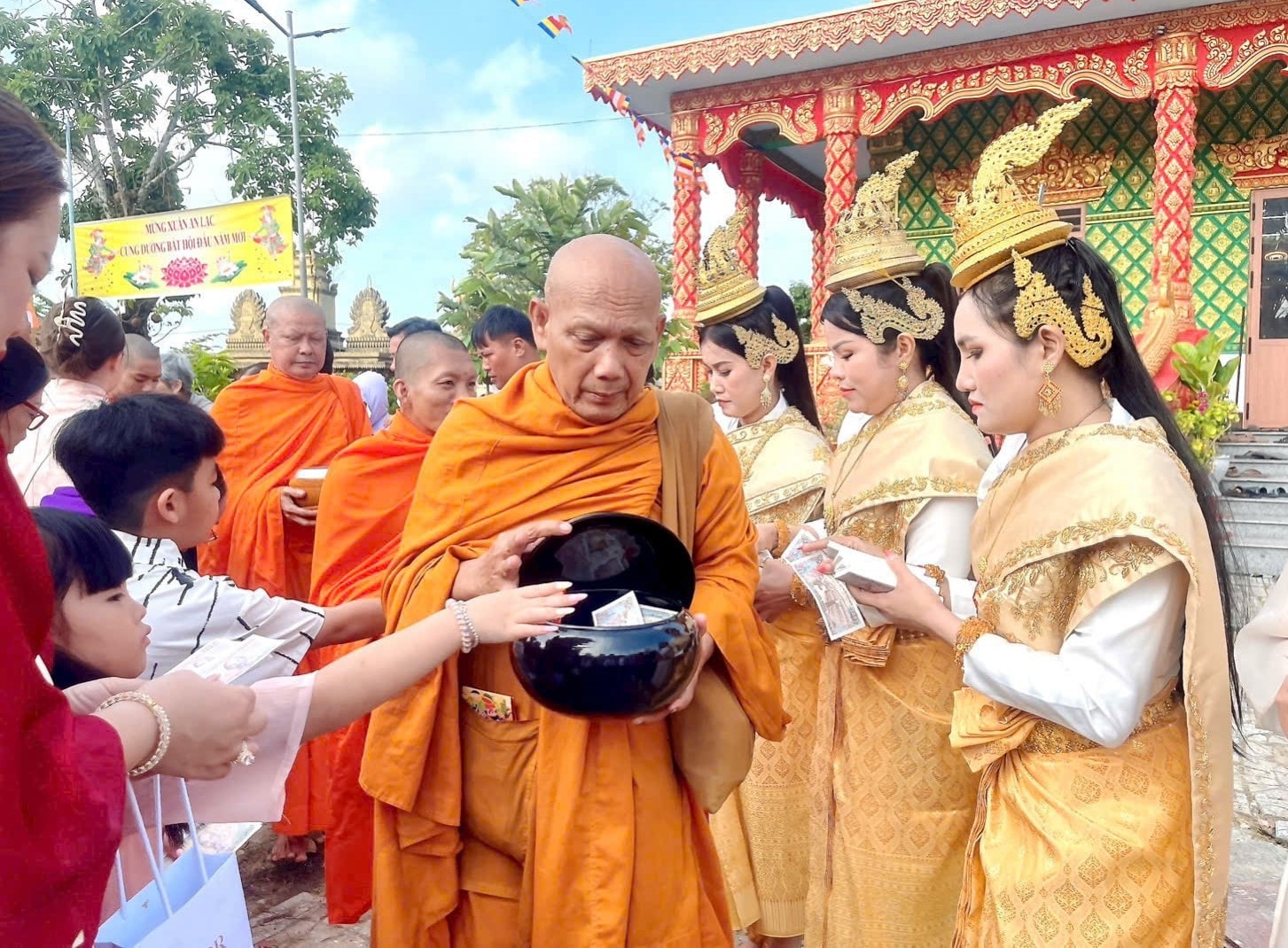 Trong dịp Tết Nguyên đán Bính Ngọ 2026, tại chùa Monivongsa (phường An Xuyên, tỉnh Cà Mau), đông đảo chư Tăng và Phật tử Khmer đã trang nghiêm tham dự Lễ đặt bát hội đầu năm.