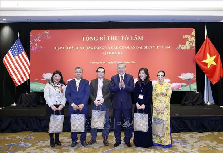 Tổng Bí thư Tô Lâm tặng quà cho các kiều bào tiêu biểu - Ảnh: TTXVN