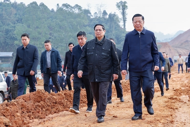Thủ tướng kiểm tra tại Km 0 nhánh Cốc Nam thuộc công trình giao thông trọng điểm tại Lạng Sơn - Ảnh: VGP/Nhật Bắc