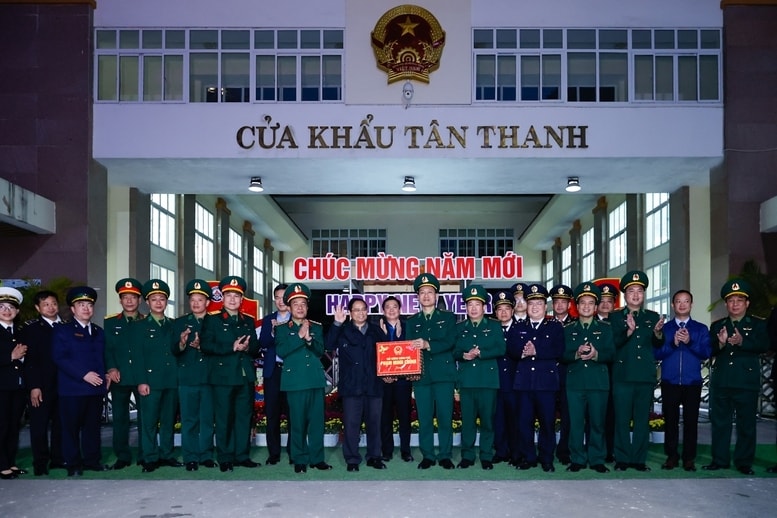Thủ tướng Phạm Minh Chính tặng quà lực lượng Bộ đội Biên phòng và các lực lượng chức năng đang làm nhiệm vụ tại Cửa khẩu Tân Thanh (Lạng Sơn) - Ảnh: VGP/Nhật Bắc