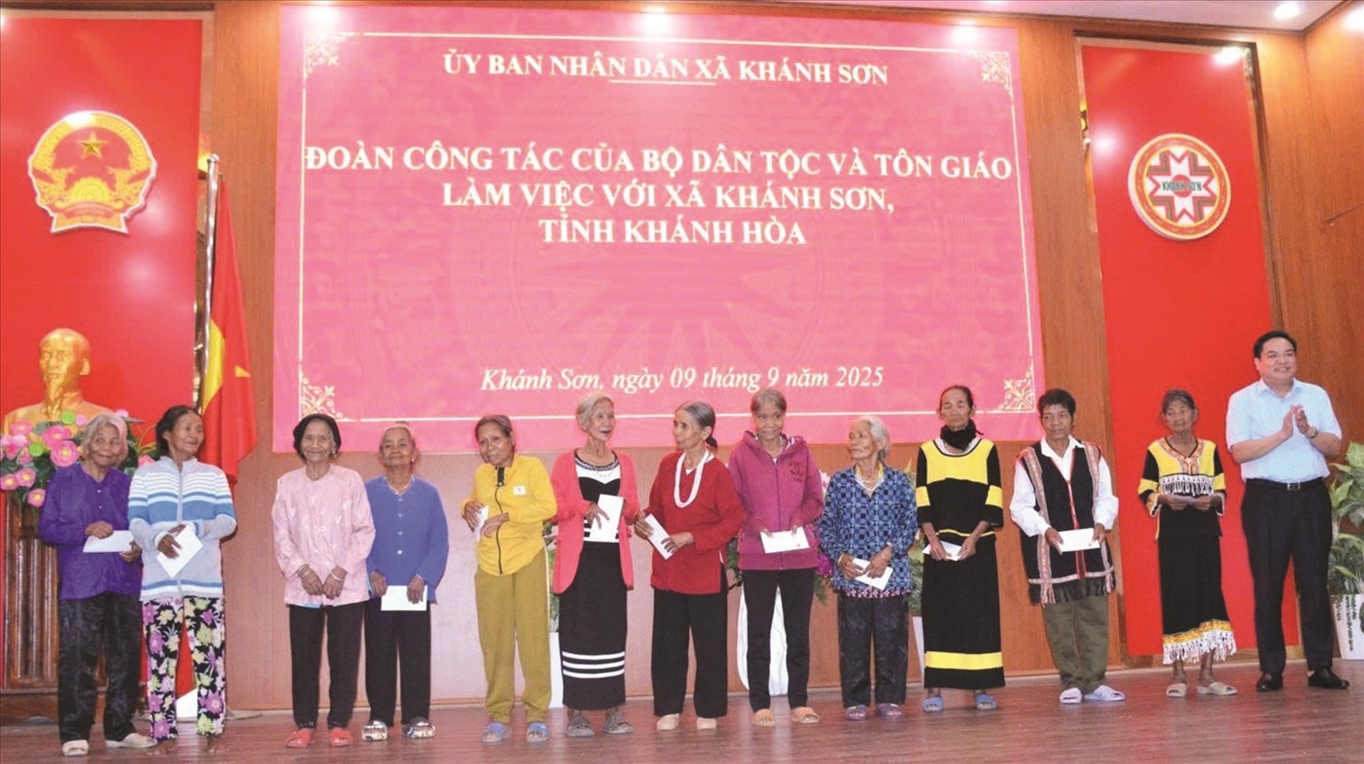Ông Hoàng Văn Tuyên, Vụ trưởng Vụ Chính sách, Bộ Dân tộc và Tôn giáo trao quà cho đồng bào DTTS