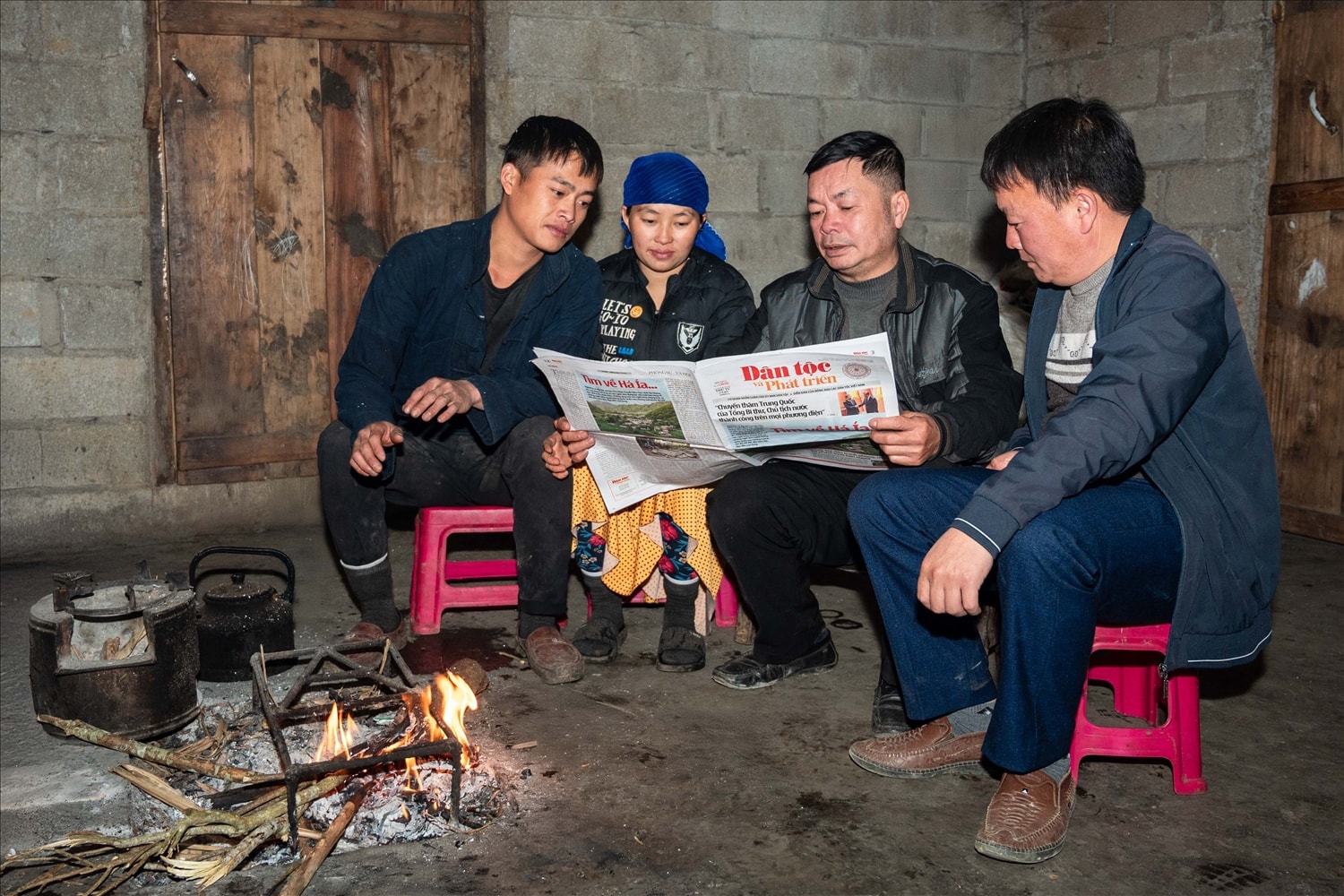 Vợ chồng an Lầu Mí Nô, chị Mua Thị Mỷ cùng cán bộ địa phương tìm hiểu về mô hình sinh kế trên ấn phẩm Dân tộc và Phát triển của Báo VietNamNet