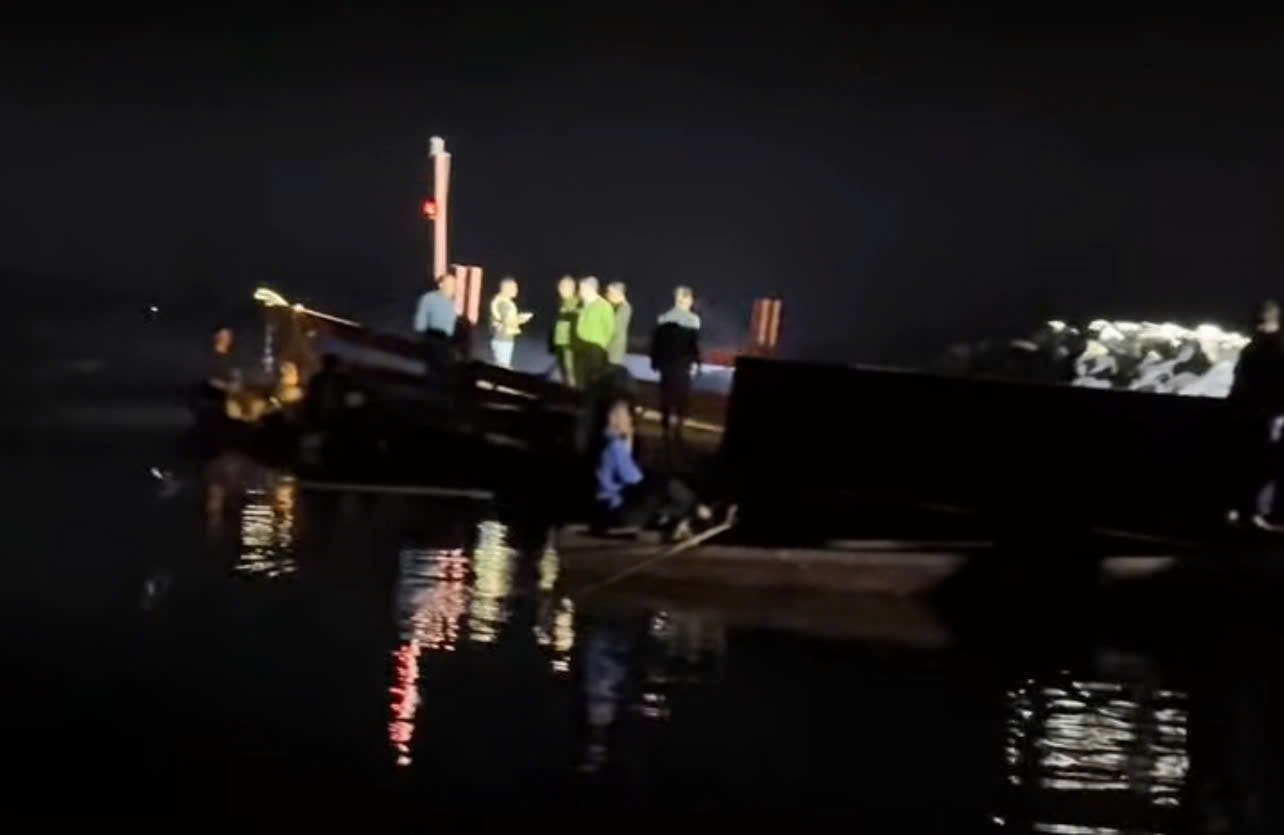 Lực lượng chức năng đang tích cực tìm kiếm các nạn nhận trong vụ tai nạn (Ảnh Trọng Bảo)
