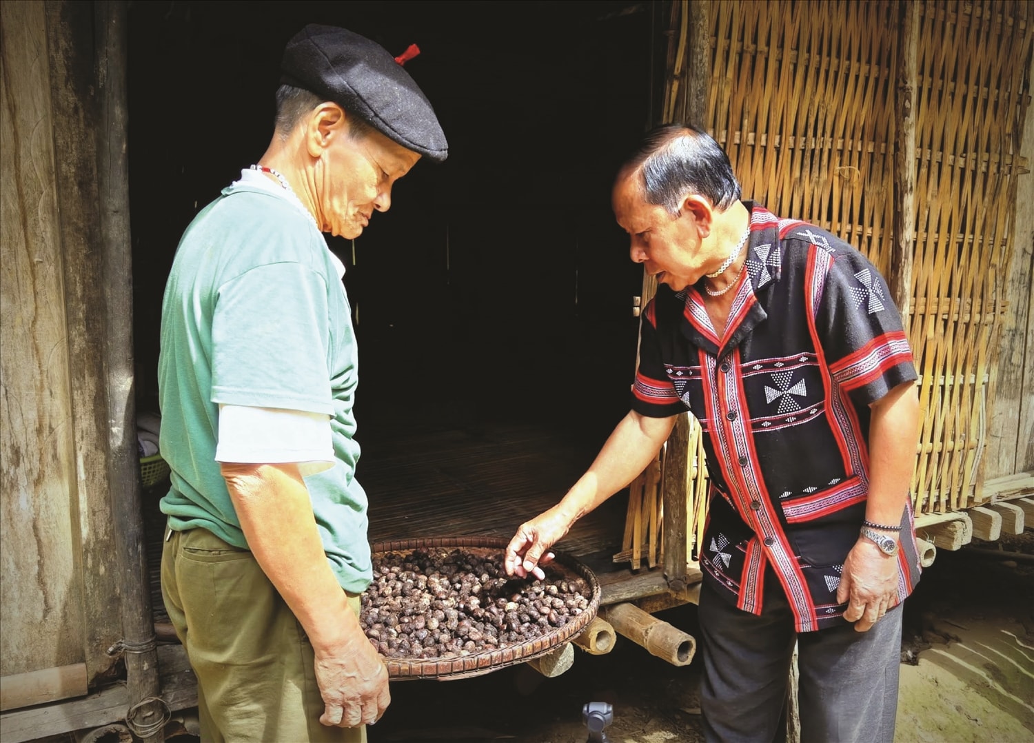 Già B’ríu Thiện (bên phải) hướng dẫn bà con trồng  và chế biến các loại nông sản để nâng cao thu nhập