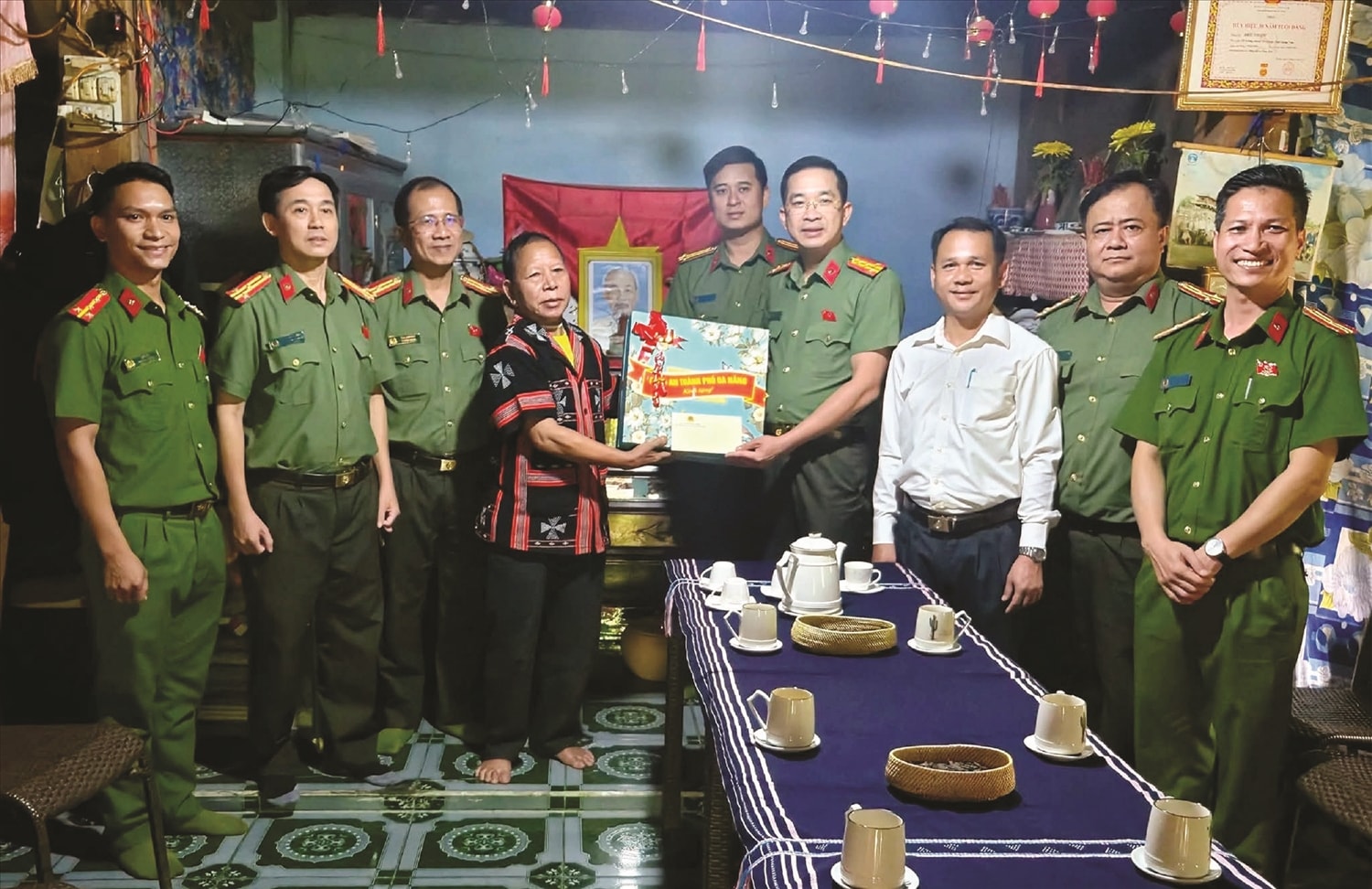Công an TP. Đà Nẵng thăm, tặng quà cho già làng B'ríu Thiện vì những đóng góp trong giữ gìn an ninh trật tự