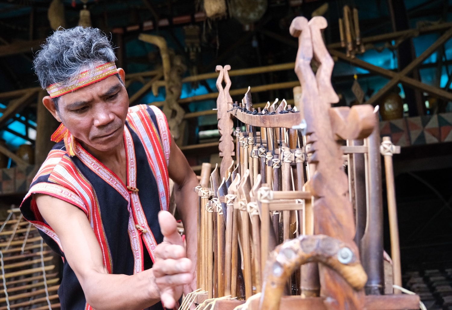 Nghệ nhân Rơ Châm Tih biểu diễn trên cây đàn do ông chế để Vincent ghi hình