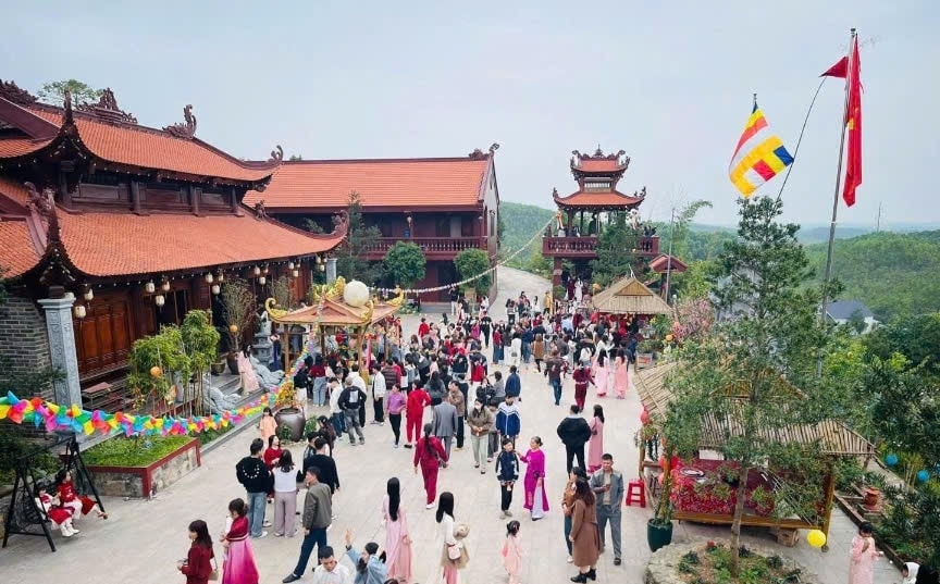 Đông đảo Phật tử, Nhân dân về chùa Sâu chiêm bái, du xuân đầu năm. Ảnh: Mỹ Dung