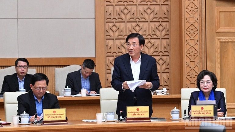Bộ trưởng, Chủ nhiệm Văn phòng Chính phủ Trần Văn Sơn báo cáo tại cuộc họp. (Ảnh: Trần Hải)