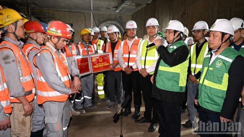 Thủ tướng Chính phủ Phạm Minh Chính tặng quà, động viên, chúc Tết các đơn vị đang thi công tại Dự án tuyến đường sắt đô thị thí điểm đoạn Nhổn - Ga Hà Nội. (Ảnh: Trần Hải)