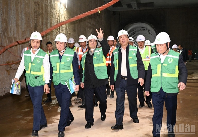 Thủ tướng Phạm Minh Chính đi kiểm tra công trường từ Ga S9 - Kim Mã đến Ga S11 - Văn Miếu của Tuyến đường sắt đô thị Nhổn - Ga Hà Nội. (Ảnh: Trần Hải)