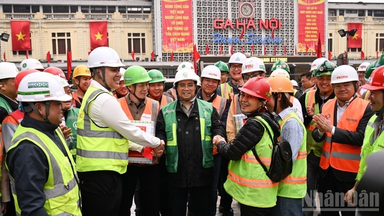 Thủ tướng Phạm Minh Chính thăm, tặng quà, chúc Tết động viên các đơn vị đang thi công tại Ga S12 - Trần Hưng Đạo. (Ảnh: Trần Hải)