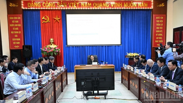 Thủ tướng Phạm Minh Chính chủ trì cuộc làm việc với các bộ, ngành, thành phố Hà Nội về tiến độ thực hiện Dự án tuyến đường sắt đô thị thí điểm đoạn Nhổn - Ga Hà Nội. (Ảnh: Trần Hải)