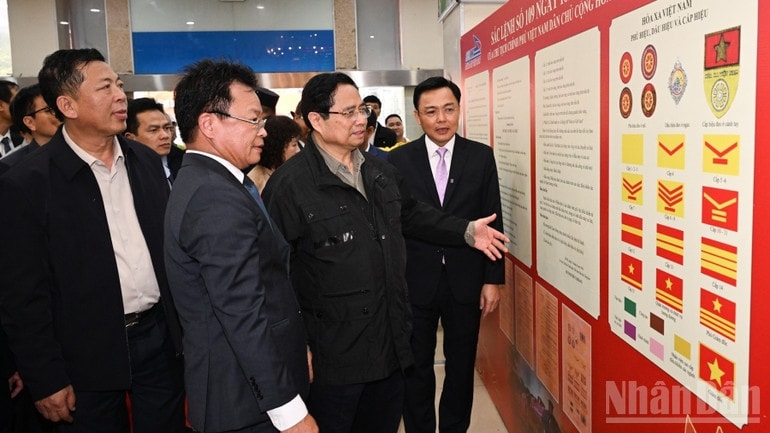 Thủ tướng Phạm Minh Chính nghe giới thiệu về lịch sử ngành Đường sắt Việt Nam. (Ảnh: Trần Hải)