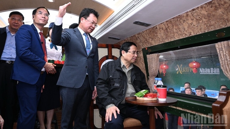 Thủ tướng Phạm Minh Chính trải nghiệm dịch vụ trên toa tàu du lịch chất lượng cao tại Ga Hà Nội. (Ảnh: Trần Hải)