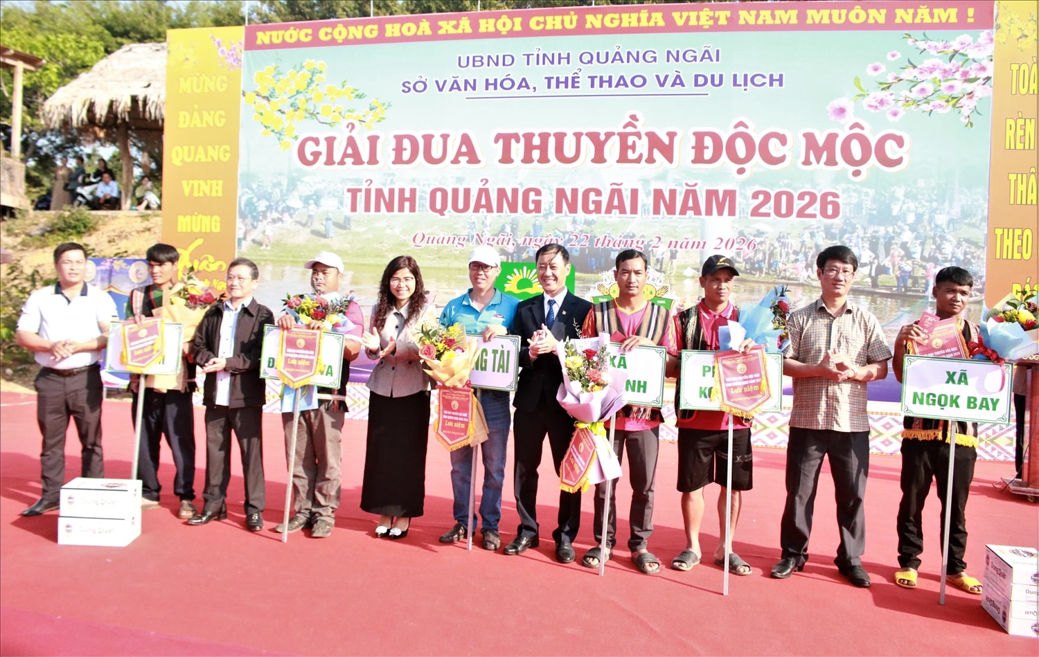 Ban Tổ chức tặng hoa và Cờ lưu niệm cho các đội tham gia giải. (Ảnh: Ngọc Chí)