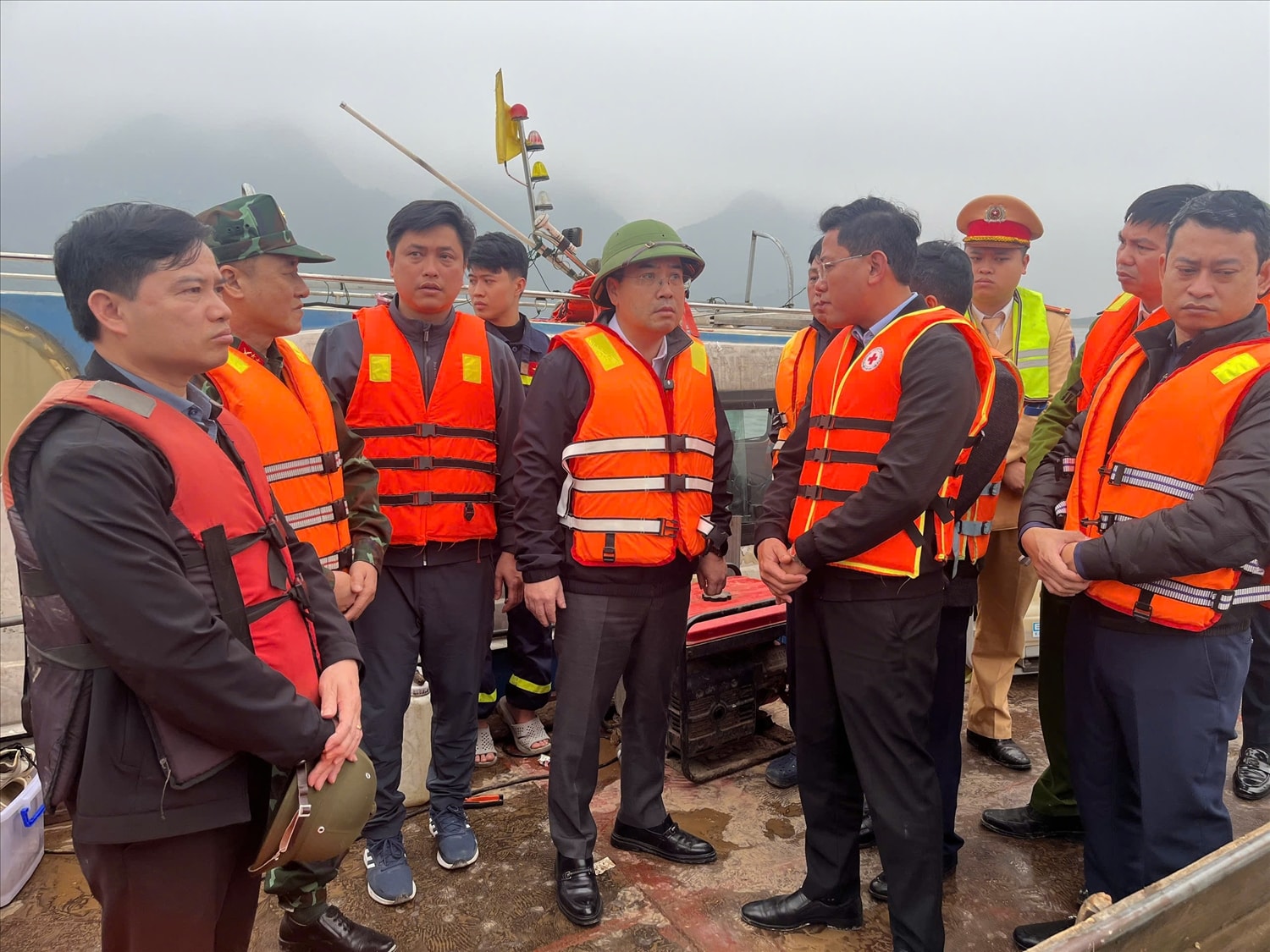 Lãnh đạo UBND tỉnh Lào Cai trực tiếp chỉ đạo công tác cứu nạn, cứu hộ tại hiện trường (Ảnh Trọng Bảo)