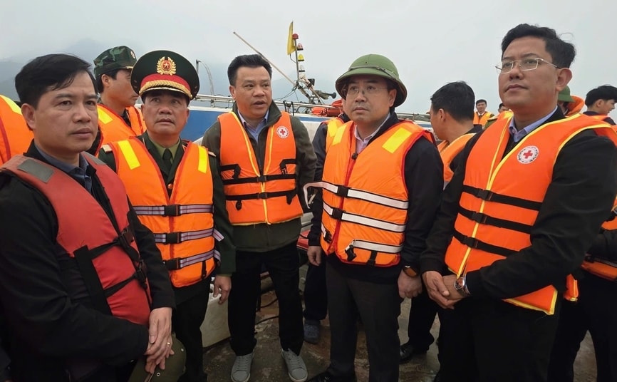 Phó Chủ tịch chuyên trách Ủy ban An toàn giao thông Quốc gia Lê Kim Thành  (người đứng giữa) trực tiếp chỉ đạo công tác cứu nạn, cứu hộ (Ảnh Trọng Bảo)