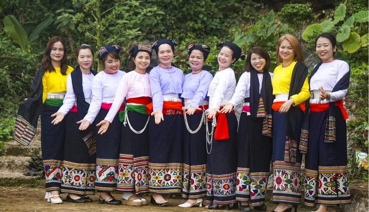 Những tà váy thổ cẩm rực rỡ của phụ nữ Thái làm bừng sáng không gian lễ hội giữa đại ngàn. Ảnh Hoàng Đông