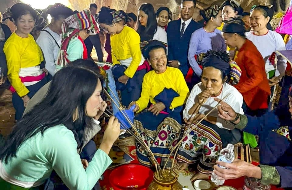 Sau phần lễ, người dân và du khách quây quần uống rượu cần, sẻ chia niềm vui và cầu chúc năm mới bình an, no ấm. Ảnh Hoàng Đông