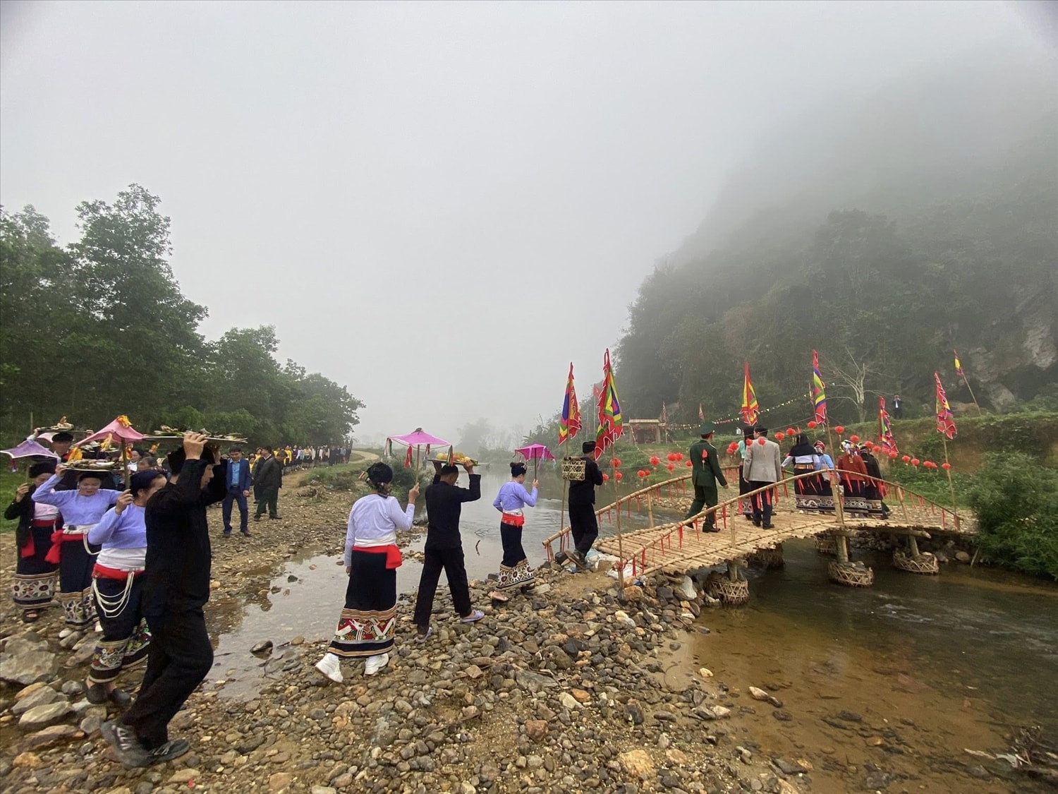 Chiều bảng lảng sương núi, người dân rời hang Mường, mang theo câu chuyện Nàng Han còn vang vọng giữa rừng sâu. Ảnh Hoàng Đông