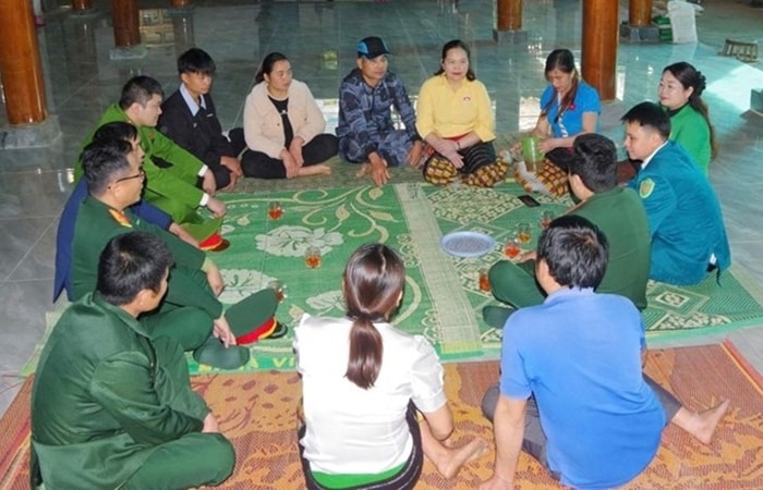 Ban Chỉ huy Quân sự xã Quế Phong cùng các ban ngành thăm động viên thanh niên lên đường nhập ngũ - Ảnh: Sỹ Đức