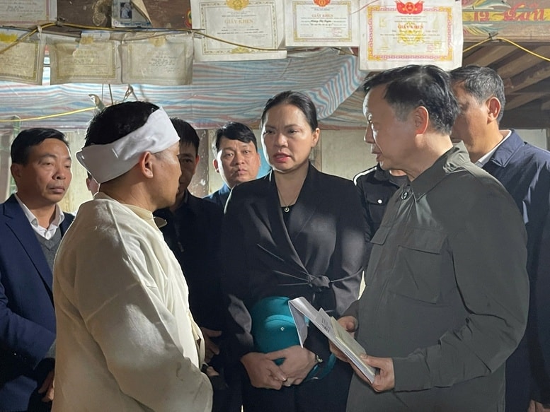 Phó Thủ tướng Trần Hồng Hà mong muốn người nhà của các nạn nhân nén đau thương, động viên nhau vượt qua giai đoạn khó khăn, giữ gìn sức khỏe, từng bước ổn định tinh thần và sớm trở lại cuộc sống bình thường - Ảnh: VGP
