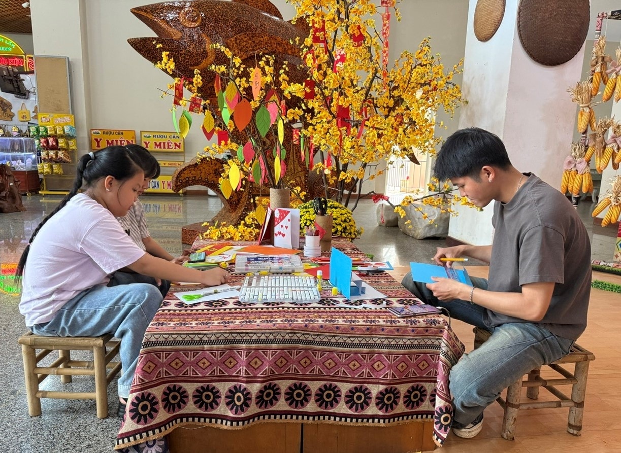 Các bạn nhỏ thích thú làm cánh thiệp đầu Xuân tặng người thân