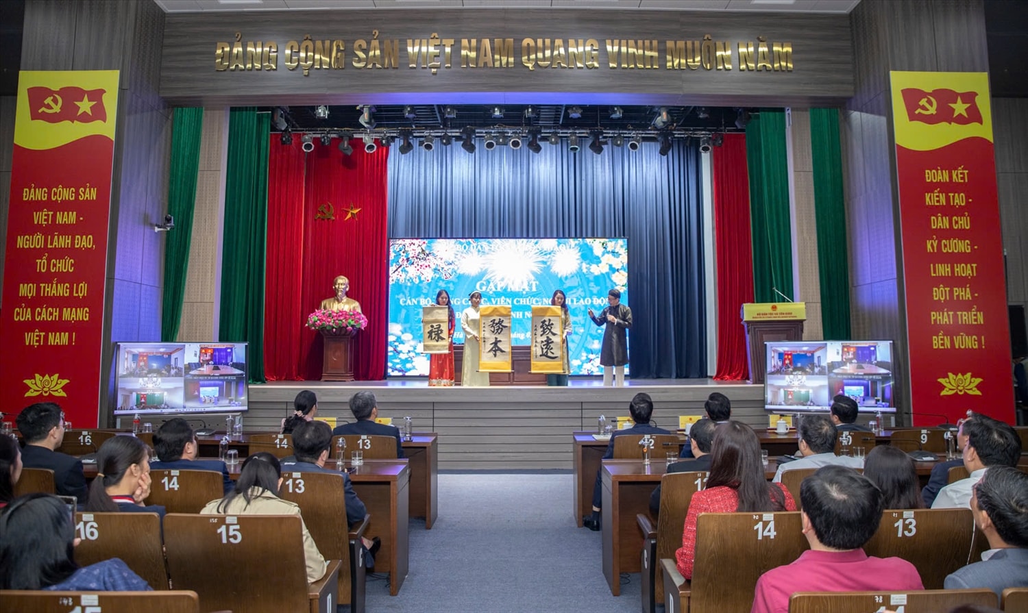 Ông Lê Trung Kiên, Phó trưởng phòng Tổng hợp, Truyền thông và Thi đua khen thưởng, Văn phòng Bộ DT&TG khai bút với 3 bức thư pháp: Trí Viễn, Vụ Bản, Lộc (Ảnh. Tuấn Ninh)