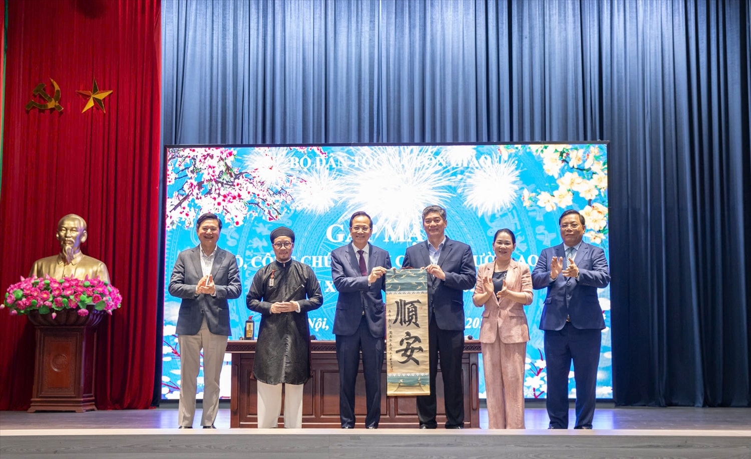 Bộ trưởng Đào Ngọc Dung tặng hai chữ Thuận An tới toàn thể cán bộ, công chức, viên chức, người lao động Bộ Dân tộc và Tôn giáo (Ảnh. Tuấn Ninh)