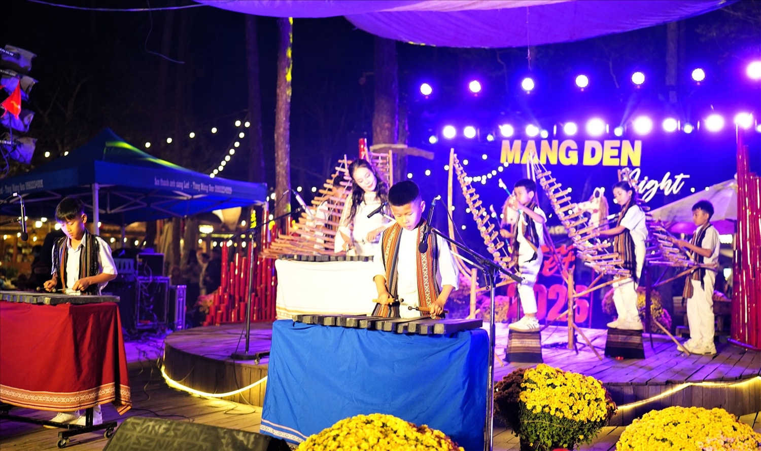Hằng đêm, UBND xã Măng Đen tổ chức chương trình trình diễn nhạc cụ dân tộc tại không gian Chợ phiên Măng Đen để phục vụ khách du Xuân