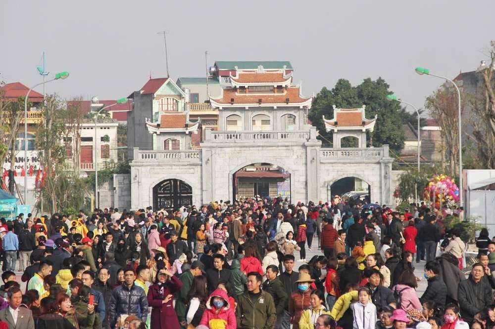 Lễ hội Yên Tử là một trong những lễ hội mùa xuân lớn nhất miền Bắc, diễn ra tại Khu di tích danh thắng Yên Tử (Quảng Ninh), khai hội vào ngày 10 tháng Giêng âm lịch và kéo dài hết 3 tháng xuân. Ảnh: ITN
