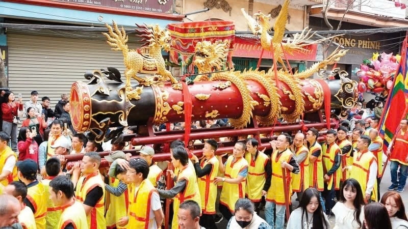 Tưng bừng hội rước pháo Đồng Kỵ, phường Đồng Nguyên, tỉnh Bắc Ninh. Ảnh: AN TRÂN