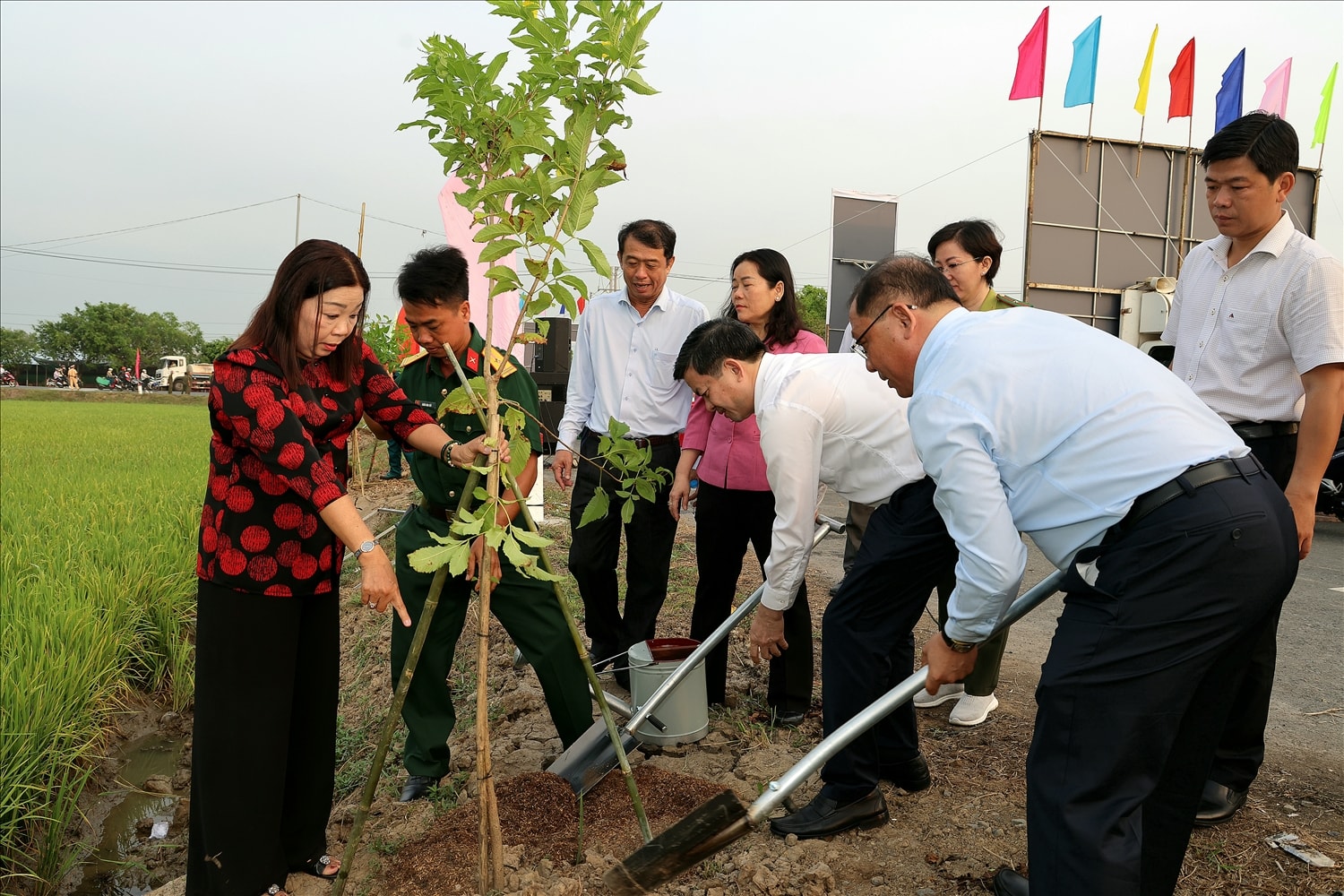 (TIN PV) Lãnh đạo Cần Thơ đi thăm đồng, trồng cây và tặng quà nông dân dịp đầu Xuân Bính Ngọ 2026 2