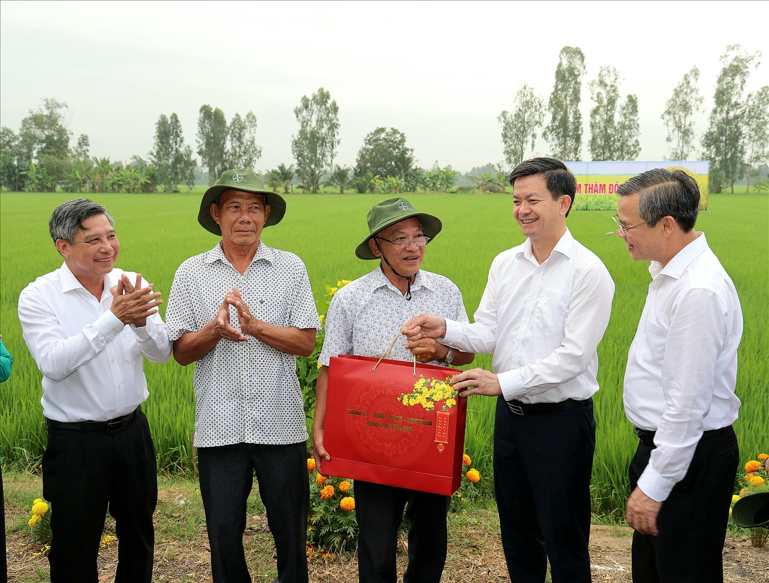 Lãnh đạo TP. Cần Thơ tặng quà cho nông dân. (Ảnh: Trung Phạm)