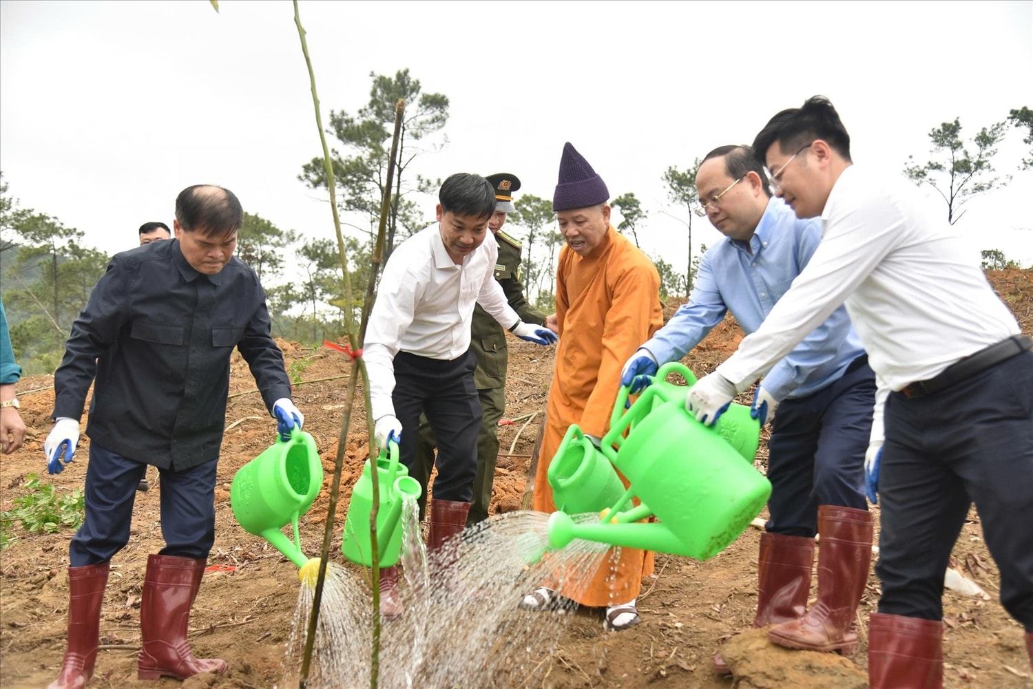 Lãnh đạo tỉnh Quảng Ninh tham gia chương trình Tết trồng cây. (Ảnh: Mỹ Dung)