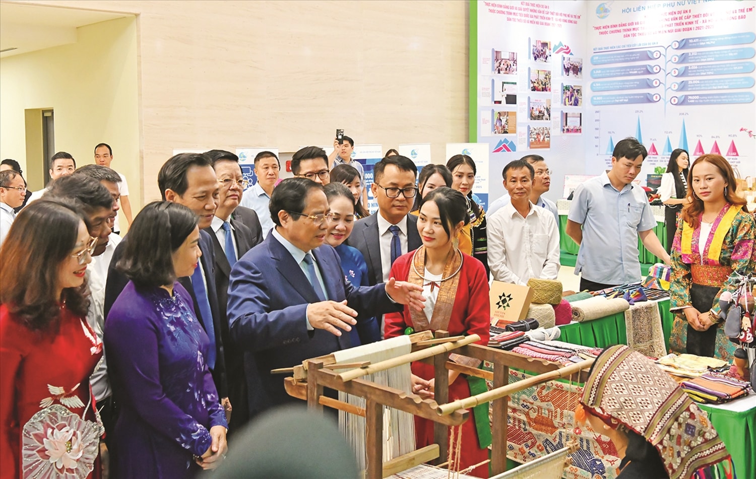 Thủ tướng Chính phủ Phạm Minh Chính tham quan các gian hàng trưng bày sản phẩm OCOP vùng đồng bào DTTS bên lề Hội nghị Tổng kết  Chương trình MTQG 1719 diễn ra tháng 8/2025