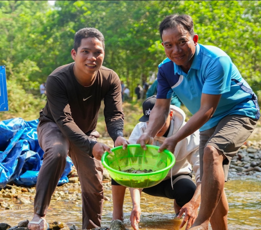 Người dân vui mừng khi bắt được cá như một điềm may mắn đầu Xuân. (Ảnh: T.Hậu)