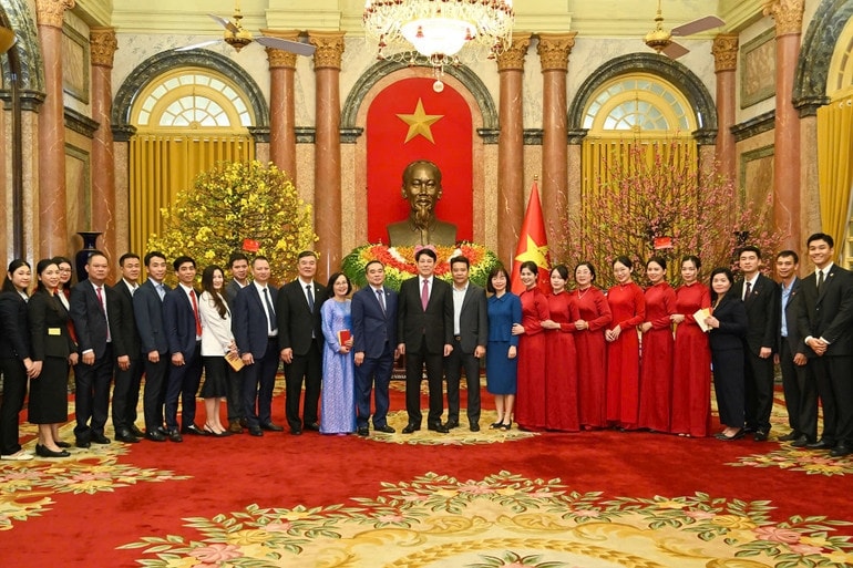Chủ tịch nước và các cán bộ Văn phòng Chủ tịch nước (Ảnh: Thủy Nguyên)