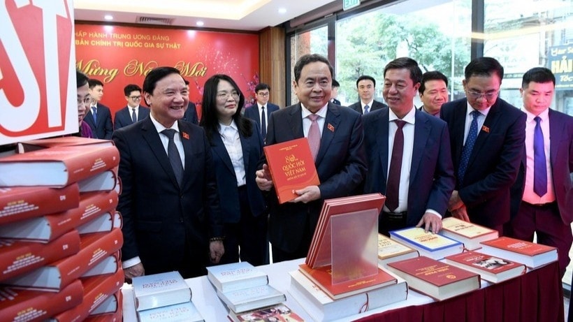 Chủ tịch Quốc hội Trần Thanh Mẫn thăm gian trưng bày các ấn phẩm sách của Nhà xuất bản Chính trị quốc gia Sự thật. (Ảnh: DUY LINH)