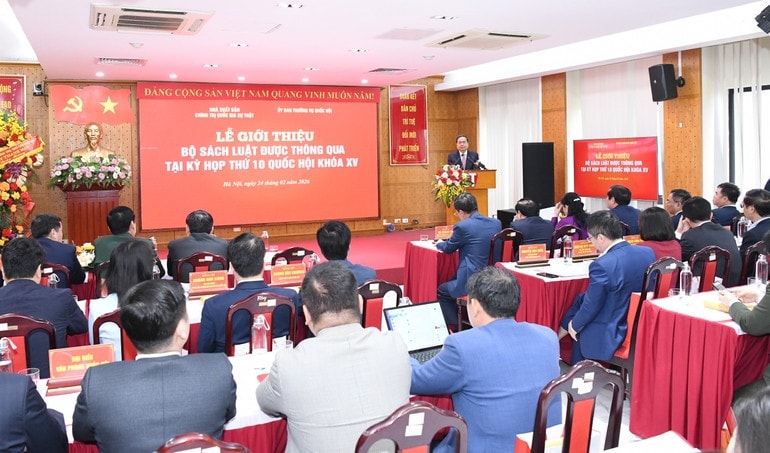 Chủ tịch Quốc hội Trần Thanh Mẫn và các đại biểu dự Lễ giới thiệu bộ sách luật được Quốc hội khóa XV thông qua tại Kỳ họp thứ 10. (Ảnh: DUY LINH)